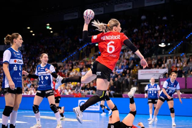 Handball: DHB-Pokal, Spiel Platz 3, Thueringer HC - HSG Blomberg-Lippe Nathalie Hendrikse (Thueringer HC) Stuttgart Porsche Arena Baden-Württemberg Deutschland