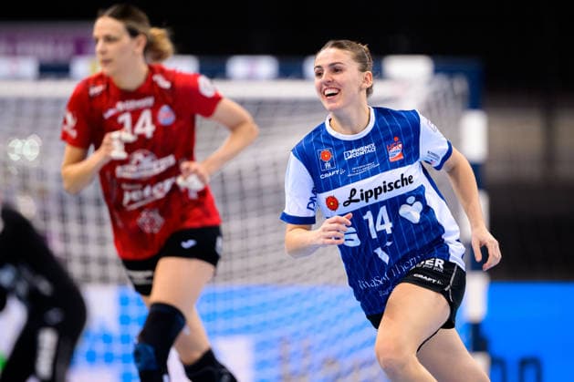 Handball: DHB-Pokal, Spiel Platz 3, Thueringer HC - HSG Blomberg-Lippe Ona Vegue i Pena (Blomberg) lachend laechelnd gut gelaunt grinst grinsend Stuttgart Porsche Arena Baden-Württemberg Deutschland