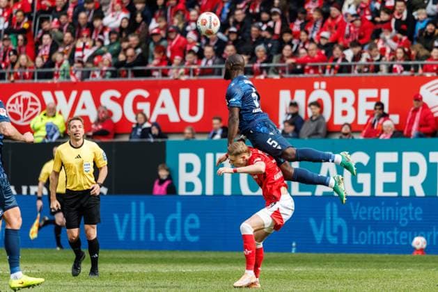 Stephan Ambrosius (Karlsruher SC) im Zweikampf mit Norman Bassette, 1. FC Kaiserslautern vs Karlsruher SC, Fussball, 2. Bundesliga, 26. Spieltag, Saison 2025 2026, 15.03.2026 1. FC Kaiserslautern vs Karlsruher SC, Fussball, 2. Bundesliga, 26. Spieltag, Saison 2025 2026, 15.03.2026