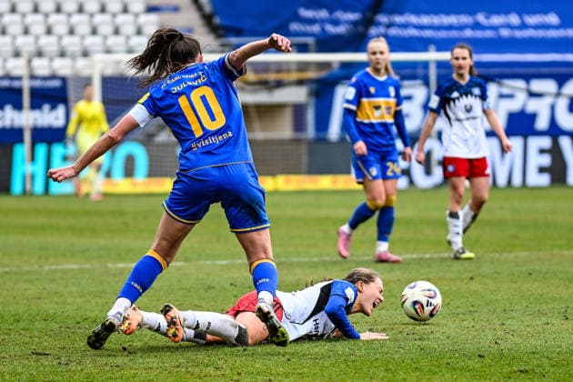 Fußball I Frauen I Saison 2025-2026 I Bundesliga I 20. Spieltag I FC Carl Zeiss Jena - Hamburger SV I 15.03.2026 Camilla Linberg (47, Hamburger SV) liegt nach einem Zweikampf gegen Merza Julevic (10, FC Carl Zeiss Jena) am Boden Jena Ernst-Abbe-Sportfeld, ad hoc Arena Thüringen Deutschland Copyright: xLobeca InesxHähnelx