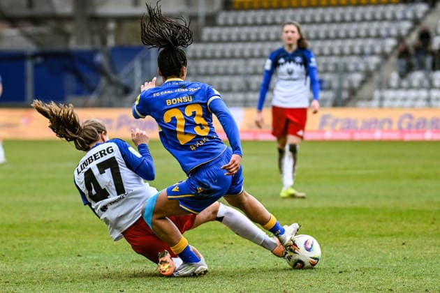 Fußball I Frauen I Saison 2025-2026 I Bundesliga I 20. Spieltag I FC Carl Zeiss Jena - Hamburger SV I 15.03.2026 Zweikampf Camilla Linberg (47, Hamburger SV) gegen Josephine Bonsu (23, FC Carl Zeiss Jena) Jena Ernst-Abbe-Sportfeld, ad hoc Arena Thüringen Deutschland Copyright: xLobeca InesxHähnelx