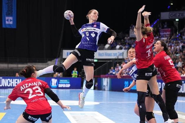 Szene mit Nieke Kühne (9; HSG Blomberg-Lippe), Maxi Mühlner (10; HSG Blomberg-Lippe) und Natsuki Aizawa (23; Thüringer HC) Haushahn Final4 Spiel um Platz 3 Thüringer HC vs HSG Blomberg-Lippe