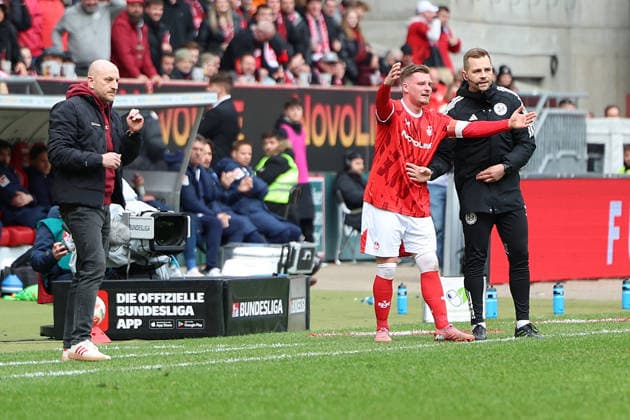 15.03.2026, xrekx, Fussball 2.Bundesliga, 1.FC Kaiserslautern - Karlsruher SC v.l. Torsten Lieberknecht Trainer (1.FC Kaiserslautern) Marlon Ritter (1.FC Kaiserslautern) gibt Anweisungen, gestikuliert, mit den Armen gestikulieren gives instructions, gesticulate will wieder auf den Platz (DFL DFB REGULATIONS PROHIBIT ANY USE OF PHOTOGRAPHS as IMAGE SEQUENCES and or QUASI-VIDEO) Kaiserslautern