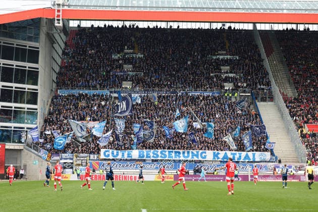 15.03.2026, xrekx, Fussball 2.Bundesliga, 1.FC Kaiserslautern - Karlsruher SC v.l. KSC Fans ,Stimmung, Schals, Ultras, Zuschauer, Besucher, Choreo, Choreografie, atmosphere, scarves, spectators, visitors (DFL DFB REGULATIONS PROHIBIT ANY USE OF PHOTOGRAPHS as IMAGE SEQUENCES and or QUASI-VIDEO) Kaiserslautern