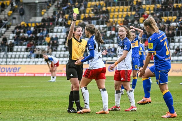 Fußball I Frauen I Saison 2025-2026 I Bundesliga I 20. Spieltag I FC Carl Zeiss Jena - Hamburger SV I 15.03.2026 Schiedsrichterin Selina Menzel zeigt Camilla Linberg (47, Hamburger SV) die gelbe Karte Jena Ernst-Abbe-Sportfeld, ad hoc Arena Thüringen Deutschland Copyright: xLobeca InesxHähnelx