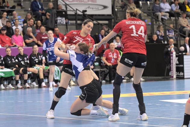 Maxi Muehlner (HSG Blomberg-Lippe, 10) im Zweikampf mit Kelly de Abreu Rosa (Thueringer HC, 77) und Anika Niederwieser (Thueringer HC, 14) Thueringer HC vs. HSG Blomberg-Lippe, Handball, Frauen, DHB Pokal Haushahn Final 4, Spiel um Platz 3, Saison 2025 2026, 15.03.2026 Thueringer HC vs. HSG Blomberg-Lippe, Handball, Frauen, DHB Pokal Haushahn Final 4, Spiel um Platz 3, Saison 2025 2026, 15.03.2026 Stuttgart Copyright: xEibner-Pressefoto TobiasxBaurx EP_TBR
