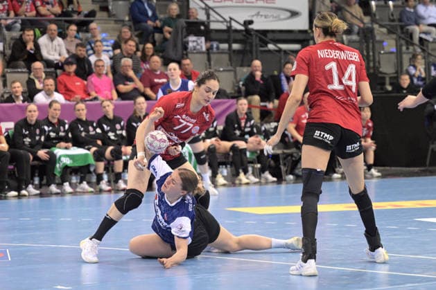 Maxi Muehlner (HSG Blomberg-Lippe, 10) im Zweikampf mit Kelly de Abreu Rosa (Thueringer HC, 77) und Anika Niederwieser (Thueringer HC, 14) Thueringer HC vs. HSG Blomberg-Lippe, Handball, Frauen, DHB Pokal Haushahn Final 4, Spiel um Platz 3, Saison 2025 2026, 15.03.2026 Thueringer HC vs. HSG Blomberg-Lippe, Handball, Frauen, DHB Pokal Haushahn Final 4, Spiel um Platz 3, Saison 2025 2026, 15.03.2026 Stuttgart Copyright: xEibner-Pressefoto TobiasxBaurx EP_TBR