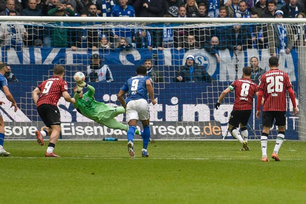 Loris Karius (Schalke 1) hält 11 Meter 15.03.2026 ¢ Fussball ¢ FC Schalke 04 vs Hannover 96, Veltins-Arena, Gelsenkirchen, DFB DFL REGULATIONS PROHIBIT ANY USE OF PHOTOGRAPHS AS IMAGE SEQUENCES AND OR QUASI-VIDEO