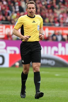 15.03.2026, xrekx, Fussball 2.Bundesliga, 1.FC Kaiserslautern - Karlsruher SC v.l. Schiedsrichter Referee Tobias Stieler (DFL DFB REGULATIONS PROHIBIT ANY USE OF PHOTOGRAPHS as IMAGE SEQUENCES and or QUASI-VIDEO) Kaiserslautern