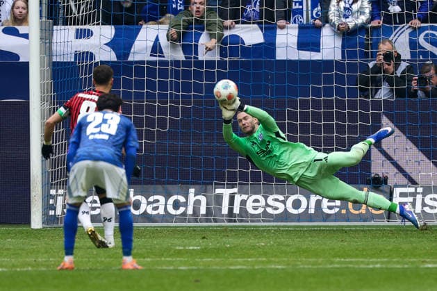 Gelsenkirchen, Germany, 15.03.26, Loris Karius (FC Schalke 04) hält den 11 Meter von Enzo Leopold (Hannover 96) während des Spiels der 2. Bundesliga zwischen FC Schalke 04 - Hannover 96 in der Veltins Arena in Gelsenkirchen. (Photo by Joachim Bywaletz) DFB DFL REGULATIONS PROHIBIT ANY USE OF PHOTOGRAPHS AS IMAGE SEQUENCES AND OR QUASI-VIDEO.