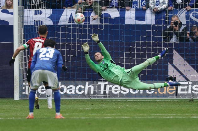 Gelsenkirchen, Germany, 15.03.26, Loris Karius (FC Schalke 04) hält den 11 Meter von Enzo Leopold (Hannover 96) während des Spiels der 2. Bundesliga zwischen FC Schalke 04 - Hannover 96 in der Veltins Arena in Gelsenkirchen. (Photo by Joachim Bywaletz) DFB DFL REGULATIONS PROHIBIT ANY USE OF PHOTOGRAPHS AS IMAGE SEQUENCES AND OR QUASI-VIDEO.