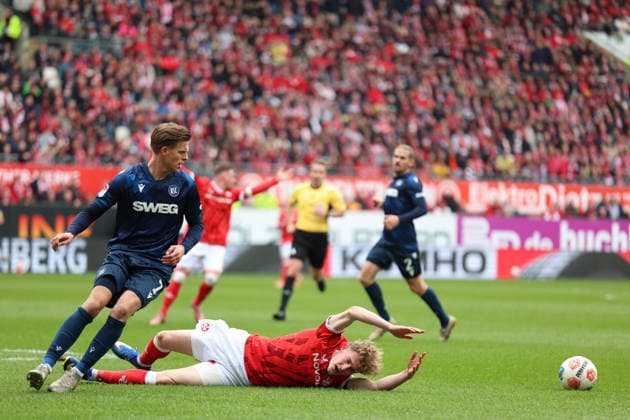 15.03.2026, xrekx, Fussball 2.Bundesliga, 1.FC Kaiserslautern - Karlsruher SC v.l. Dzenis Burnic (Karlsruher SC) Mika Haas (1.FC Kaiserslautern) Zweikampf, Aktion, action, battle for the ball (DFL DFB REGULATIONS PROHIBIT ANY USE OF PHOTOGRAPHS as IMAGE SEQUENCES and or QUASI-VIDEO) Kaiserslautern