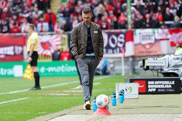 15.03.2026, xrekx, Fussball 2.Bundesliga, 1.FC Kaiserslautern - Karlsruher SC v.l. Christian Eichner Trainer (Karlsruher SC) enttaeuscht, enttäuscht, schaut enttaeuscht, niedergeschlagen, disappointed (DFL DFB REGULATIONS PROHIBIT ANY USE OF PHOTOGRAPHS as IMAGE SEQUENCES and or QUASI-VIDEO) Kaiserslautern