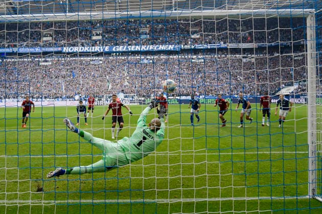 Loris Karius (Schalke 1) veitelt Torchance von Hannover und hält Elfmeter 15.03.2026 ¢ Fussball ¢ FC Schalke 04 vs Hannover 96, Veltins-Arena, Gelsenkirchen, DFB DFL REGULATIONS PROHIBIT ANY USE OF PHOTOGRAPHS AS IMAGE SEQUENCES AND OR QUASI-VIDEO