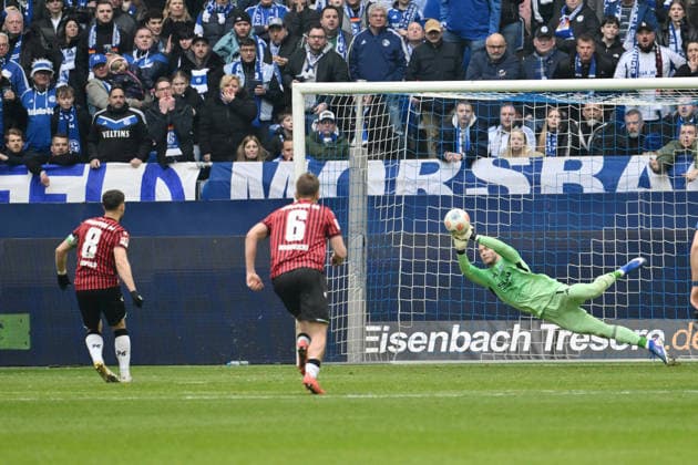 Torwart Loris Karius (Schalke 04) pariert den Elfmeter von Enzo Leopold (Hannover 96) 15.03.2026, Fussball 2. Bundesliga, Saison 2025 2026, 26. Spieltag, FC Schalke 04 - Hannover 96 DFL regulations prohibit any use of photographs as image sequences and or quasi-video Gelsenkirchen Veltins Arena Nordrhein Westfalen Deutschland