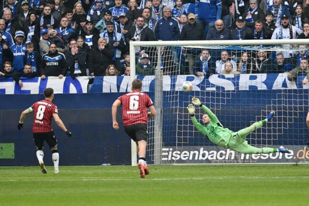 Torwart Loris Karius (Schalke 04) pariert den Elfmeter von Enzo Leopold (Hannover 96) 15.03.2026, Fussball 2. Bundesliga, Saison 2025 2026, 26. Spieltag, FC Schalke 04 - Hannover 96 DFL regulations prohibit any use of photographs as image sequences and or quasi-video Gelsenkirchen Veltins Arena Nordrhein Westfalen Deutschland