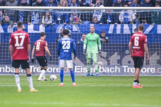 15.03.2026, Fussball, 2. Bundesliga, Saison 2025 2026, 26. Spieltag, FC Schalke 04 - Hannover 96, Torwart Loris Karius (FC Schalke 04) steht bereit für den Elfmeter, xRHR-FOTO YYx