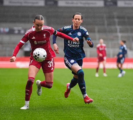 Liverpool Women v Leicester City Women Barclays Women s Super League Martha Thomas of Liverpool Women (left) under pressure from Ashleigh Neville of Leicester City Women (right) during the Barclays Women s Super League match at BrewDog Stadium, St Helens 15 03 2026 UK Newspapers OUT Copyright: xMikexMartinx FIL-23137-0047