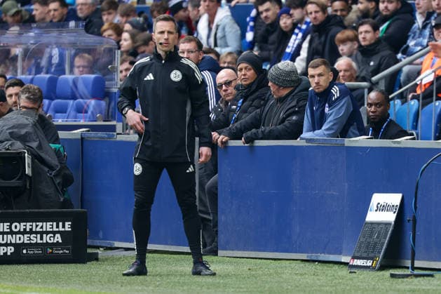 Gelsenkirchen, Germany, 15.03.26, Edin Dzeko (FC Schalke 04) schaut sich nach roter Karte das Spiel weiter an der Bande an während des Spiels der 2. Bundesliga zwischen FC Schalke 04 - Hannover 96 in der Veltins Arena in Gelsenkirchen. (Photo by Joachim Bywaletz) DFB DFL REGULATIONS PROHIBIT ANY USE OF PHOTOGRAPHS AS IMAGE SEQUENCES AND OR QUASI-VIDEO.
