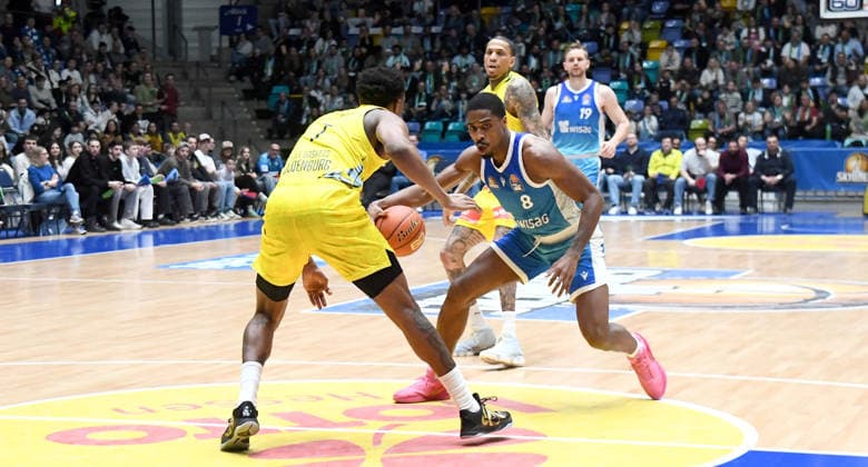 15.03.2026, xokbx, Basketball easyCredit BBL Bundesliga, Frankfurt Skyliners - EWE Baskets Oldenburg v.l. William Christmas (Fraport Skyliners Frankfurt), Dakarai Tucker (EWE Baskets Oldenburg), Zweikampf, Duell, Dribbling (DFL DFB REGULATIONS PROHIBIT ANY USE OF PHOTOGRAPHS as IMAGE SEQUENCES and or QUASI-VIDEO) Frankfurt am Main