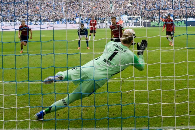 Loris Karius (Schalke 1) veitelt Torchance von Hannover und hält Elfmeter 15.03.2026 ¢ Fussball ¢ FC Schalke 04 vs Hannover 96, Veltins-Arena, Gelsenkirchen, DFB DFL REGULATIONS PROHIBIT ANY USE OF PHOTOGRAPHS AS IMAGE SEQUENCES AND OR QUASI-VIDEO