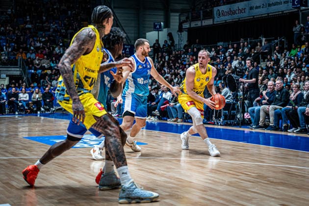 15.03.2026, xhfmx, Basketball easyCredit BBL Bundesliga, Frankfurt Skyliners - EWE Baskets Oldenburg v.l. Radii Caisin (Skyliners Frankfurt), Joel Harms (EWE Baskets Oldenburg) (DFL DFB REGULATIONS PROHIBIT ANY USE OF PHOTOGRAPHS as IMAGE SEQUENCES and or QUASI-VIDEO) Frankfurt am Main