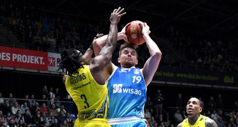 15.03.2026, xokbx, Basketball easyCredit BBL Bundesliga, Frankfurt Skyliners - EWE Baskets Oldenburg v.l. Till Pape (Fraport Skyliners Frankfurt), Chris Clemons (EWE Baskets Oldenburg), Harter Zweikampf, Duell, Sprung, Wurf, Foul (DFL DFB REGULATIONS PROHIBIT ANY USE OF PHOTOGRAPHS as IMAGE SEQUENCES and or QUASI-VIDEO) Frankfurt am Main