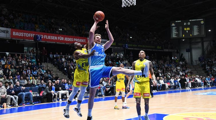 15.03.2026, xokbx, Basketball easyCredit BBL Bundesliga, Frankfurt Skyliners - EWE Baskets Oldenburg v.l. Till Pape (Fraport Skyliners Frankfurt), Chris Clemons (EWE Baskets Oldenburg), Harter Zweikampf, Duell, Sprung, Wurf, Foul (DFL DFB REGULATIONS PROHIBIT ANY USE OF PHOTOGRAPHS as IMAGE SEQUENCES and or QUASI-VIDEO) Frankfurt am Main
