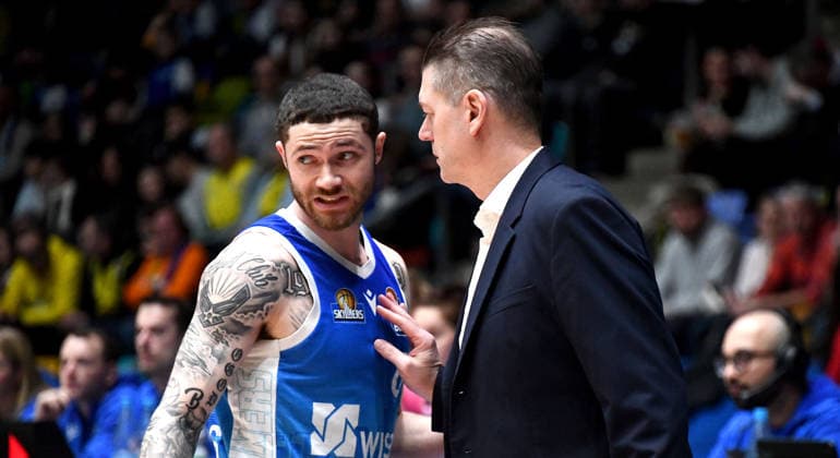 15.03.2026, xokbx, Basketball easyCredit BBL Bundesliga, Frankfurt Skyliners - EWE Baskets Oldenburg v.l. Logan Johnson (Fraport Skyliners Frankfurt), Trainer Klaus Perwas (Head Coach, Fraport Skyliners Frankfurt), Beratung, Gespraech, Anweisungen, Mimik, Gestik (DFL DFB REGULATIONS PROHIBIT ANY USE OF PHOTOGRAPHS as IMAGE SEQUENCES and or QUASI-VIDEO) Frankfurt am Main