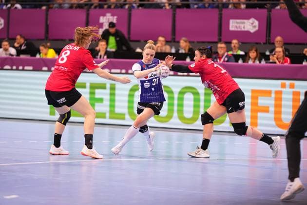 Szene mit Alexia Hauf (31; HSG Blomberg-Lippe), Julie Holm (8; Thüringer HC) und Lotta Heider (7; Thüringer HC) Haushahn Final4 Spiel um Platz 3 Thüringer HC vs HSG Blomberg-Lippe