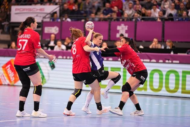 Szene mit Josefine Hanfland (57; Thüringer HC), Dilayla Alarslan (38; Thüringer HC) und Alexia Hauf (31; HSG Blomberg-Lippe) Haushahn Final4 Spiel um Platz 3 Thüringer HC vs HSG Blomberg-Lippe