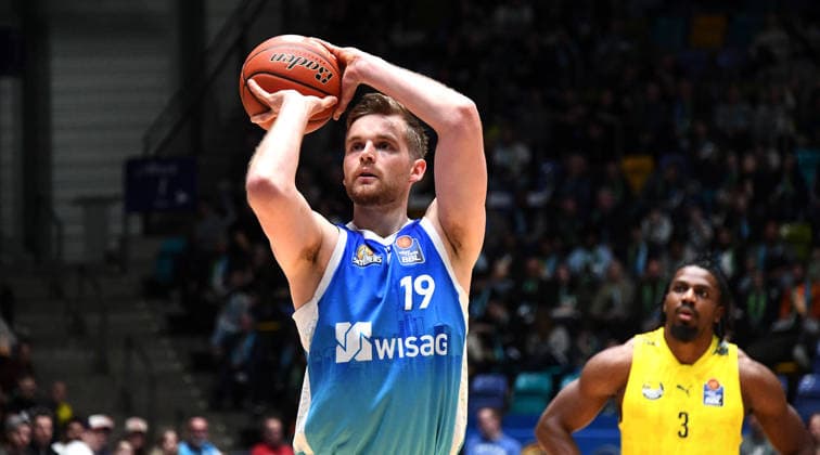 15.03.2026, xokbx, Basketball easyCredit BBL Bundesliga, Frankfurt Skyliners - EWE Baskets Oldenburg v.l. Till Pape (Fraport Skyliners Frankfurt) Wurf, fokussiert, Chris Clemons (EWE Baskets Oldenburg) (DFL DFB REGULATIONS PROHIBIT ANY USE OF PHOTOGRAPHS as IMAGE SEQUENCES and or QUASI-VIDEO) Frankfurt am Main