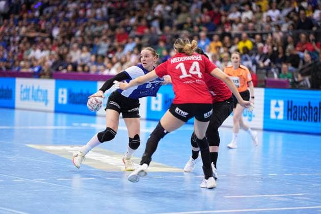 Szene mit Nieke Kühne (9; HSG Blomberg-Lippe) und Anika Niederwieser (14; Thüringer HC) Haushahn Final4 Spiel um Platz 3 Thüringer HC vs HSG Blomberg-Lippe