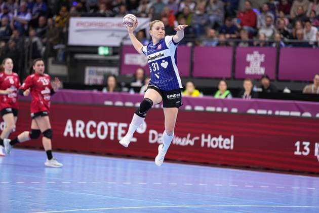 Szene mit Alexia Hauf (31; HSG Blomberg-Lippe) und Spielern von Thüringer HC Haushahn Final4 Spiel um Platz 3 Thüringer HC vs HSG Blomberg-Lippe