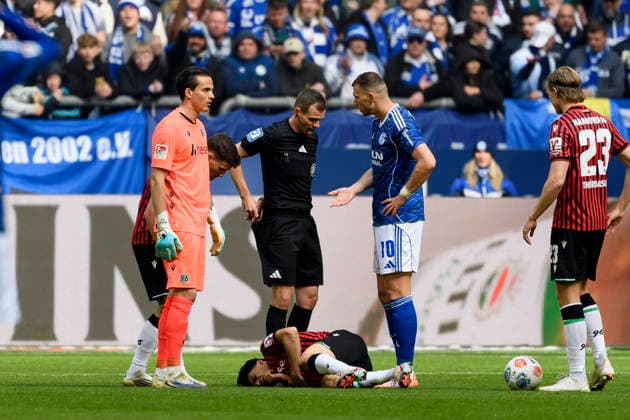 Schiedsrichter Robin Braun zeigt Edin Dzeko (FC Schalke) die rote karte waehrend des spiels der 2. Bundesliga zwischen FC Schalke 04 und Hannover 96, Veltins-Arena am 15. March 2026 in Gelsenkirchen, Deutschland. (Foto von Max Maiwald DeFodi Images) +++ Schiedsrichter Robin Braun during the 2. Bundesliga match between FC Schalke 04 and Hannover 96 at Veltins-Arena on March 15, 2026 in Gelsenkirchen, Germany. (Photo by Max Maiwald DeFodi Images) (Photo by Max Maiwald DeFodi Images) -