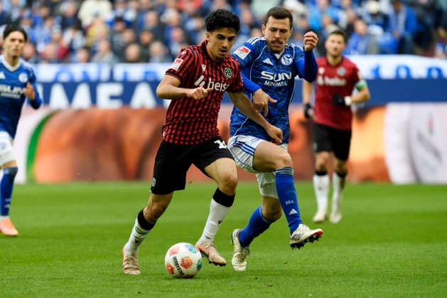 Husseyn Chakroun (Hannover 96) und Ron Schallenberg (FC Schalke) im Kampf um den Ball waehrend des spiels der 2. Bundesliga zwischen FC Schalke 04 und Hannover 96, Veltins-Arena am 15. March 2026 in Gelsenkirchen, Deutschland. (Foto von Max Maiwald DeFodi Images) +++ Husseyn Chakroun (Hannover 96) und Ron Schallenberg (FC Schalke) battle for the ball during the 2. Bundesliga match between FC Schalke 04 and Hannover 96 at Veltins-Arena on March 15, 2026 in Gelsenkirchen, Germany. (Photo by Max Maiwald DeFodi Images) (Photo by Max Maiwald DeFodi Images) -