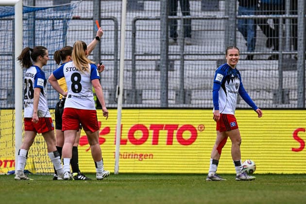Fußball I Frauen I Saison 2025-2026 I Bundesliga I 20. Spieltag I FC Carl Zeiss Jena - Hamburger SV I 15.03.2026 Annaleen Böhler (6, Hamburger SV) (r.) sieht die rote Karte Jena Ernst-Abbe-Sportfeld, ad hoc Arena Thüringen Deutschland Copyright: xLobeca InesxHähnelx
