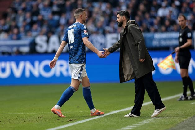 Edin Dzeko (FC Schalke 04) und Chef-Trainer Miron Muslic (FC Schalke 04) beim Spiel der 2. Bundesliga (Saison 2025 26) FC Schalke 04 - Hannover 96 - Copyright: Thomas Pakusch