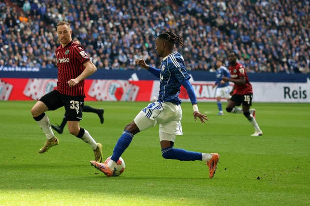 Maurice Neubauer (Hannover 96) und Moussa Ndiaye (FC Schalke 04) beim Spiel der 2. Bundesliga (Saison 2025 26) FC Schalke 04 - Hannover 96 - Copyright: Thomas Pakusch