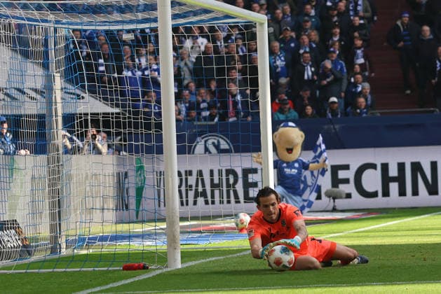 Nahuel Noll (Hannover 96) beim Spiel der 2. Bundesliga (Saison 2025 26) FC Schalke 04 - Hannover 96 - Copyright: Thomas Pakusch