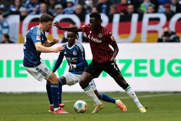 Hasan Kurucay (FC Schalke 04) und Mustapha Bundu (Hannover 96) beim Spiel der 2. Bundesliga (Saison 2025 26) FC Schalke 04 - Hannover 96 - Copyright: Thomas Pakusch