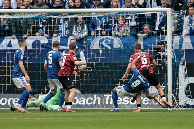 DAs Tor zum 2:1 durch Maik Nawrocki (Hannover 96) beim Spiel der 2. Bundesliga (Saison 2025 26) FC Schalke 04 - Hannover 96 - Copyright: Thomas Pakusch