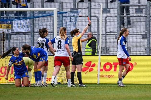 Fußball I Frauen I Saison 2025-2026 I Bundesliga I 20. Spieltag I FC Carl Zeiss Jena - Hamburger SV I 15.03.2026 Schiedsrichterin Selina Menzel zeigt Annaleen Böhler (6, Hamburger SV) die rote Karte und verweist sie vom Spielfeld Jena Ernst-Abbe-Sportfeld, ad hoc Arena Thüringen Deutschland Copyright: xLobeca InesxHähnelx
