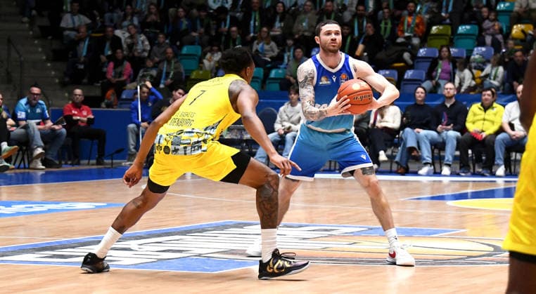 15.03.2026, xokbx, Basketball easyCredit BBL Bundesliga, Frankfurt Skyliners - EWE Baskets Oldenburg v.l. Logan Johnson (Fraport Skyliners Frankfurt), Dakarai Tucker (EWE Baskets Oldenburg), Zweikampf, Duell (DFL DFB REGULATIONS PROHIBIT ANY USE OF PHOTOGRAPHS as IMAGE SEQUENCES and or QUASI-VIDEO) Frankfurt am Main