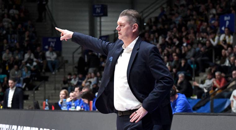 15.03.2026, xokbx, Basketball easyCredit BBL Bundesliga, Frankfurt Skyliners - EWE Baskets Oldenburg v.l. Trainer Klaus Perwas (Head Coach, Fraport Skyliners Frankfurt), Mimik, Gestik, Anweisungen (DFL DFB REGULATIONS PROHIBIT ANY USE OF PHOTOGRAPHS as IMAGE SEQUENCES and or QUASI-VIDEO) Frankfurt am Main