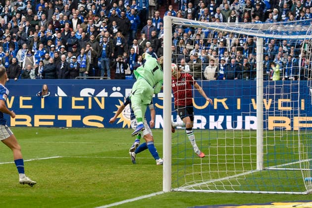 Benedikt Pichler (Hannover 11) erzielt das Tor zum 2:2 15.03.2026 ¢ Fussball ¢ FC Schalke 04 vs Hannover 96, Veltins-Arena, Gelsenkirchen, DFB DFL REGULATIONS PROHIBIT ANY USE OF PHOTOGRAPHS AS IMAGE SEQUENCES AND OR QUASI-VIDEO