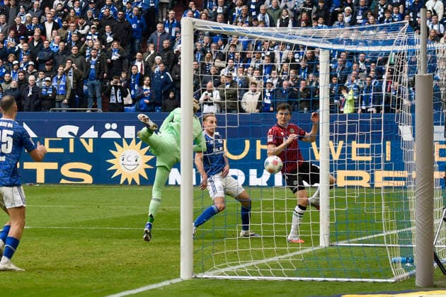 Benedikt Pichler (Hannover 11) erzielt das Tor zum 2:2 15.03.2026 ¢ Fussball ¢ FC Schalke 04 vs Hannover 96, Veltins-Arena, Gelsenkirchen, DFB DFL REGULATIONS PROHIBIT ANY USE OF PHOTOGRAPHS AS IMAGE SEQUENCES AND OR QUASI-VIDEO