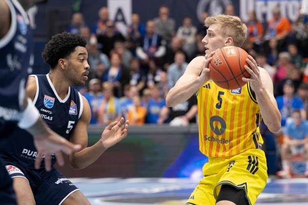 EasyCredit Basketball Bundesliga - 2025 2026 - Syntainics MBC vs.Alba Berlin Weissenfels, Deutschland 15.Maerz 2026: Im Bild:v.li.Marcus Foster (Weissenfels) und Sam Griesel (Berlin) Weissenfels Stadthalle Weissenfels Sachsen-Anhalt Deutschland