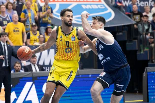 EasyCredit Basketball Bundesliga - 2025 2026 - Syntainics MBC vs.Alba Berlin Weissenfels, Deutschland 15.Maerz 2026: Im Bild:v.li.Norris Agbaoko (Berlin) und Jure Planinic (Weissenfels) Weissenfels Stadthalle Weissenfels Sachsen-Anhalt Deutschland