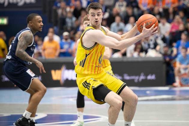 EasyCredit Basketball Bundesliga - 2025 2026 - Syntainics MBC vs.Alba Berlin Weissenfels, Deutschland 15.Maerz 2026: Im Bild:v.li.Charles Callison (Weissenfels) und Jonas Mattisseck (Berlin) Weissenfels Stadthalle Weissenfels Sachsen-Anhalt Deutschland